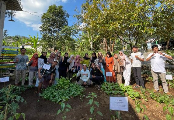 Mahasiswa KKN Unwahas Bersama Warga Garap Taman TOGA dan Sayur di Dusun Nambangan 